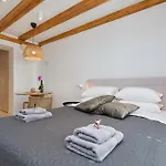 Studio Iza Grada